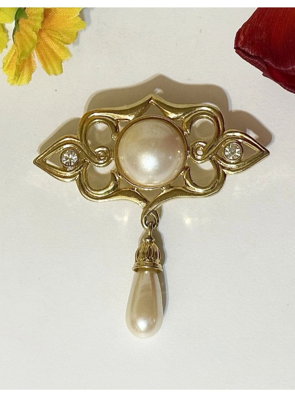 Vintage 14K Gold Shell Lady Remington Crystal Round Dangle Teardrop Pearl Brooch